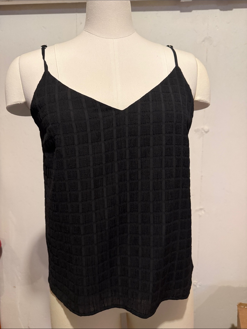 Gilli Black Textured V-Neck Cami
